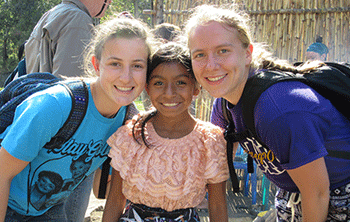 Alexis Parker’18 (L) and Molly Roberge’18 (R) with new friend.